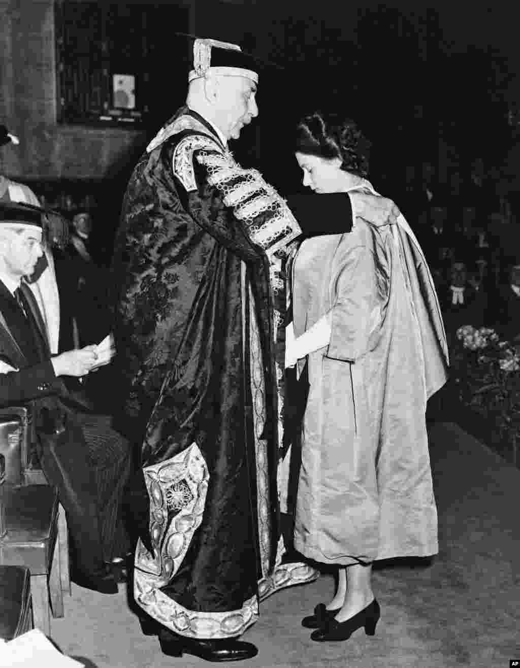 ព្រះអង្គម្ចាស់ក្សត្រី Elizabeth ទទួលបានសញ្ញាបត្របរិញ្ញាប័ត្រផ្នែកតន្ត្រីពីសាកលវិទ្យាល័យឡុងដ៏ (London University) កាលពីថ្ងៃទី១០ ខែកក្កដា ឆ្នាំ១៩៤៦។