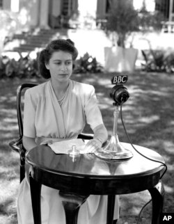 រូបឯកសារ៖ ព្រះនាងម្ចាស់ Elizabeth នៃចក្រភពអង់គ្លេស មុនពេលទ្រង់មានព្រះរាជសុវណ្ណីក្នុងព្រះរាជពិធីគម្រប់ខួប ២១ ព្រះវស្សារបស់ទ្រង់ នៅទីក្រុង Cape Town នៃអាហ្វ្រិកខាងត្បូង កាលពីថ្ងៃទី ២១ ខែមេសា ឆ្នាំ ១៩៤៧។