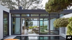 This photo provided by KAA Design Group shows the Tree House's primary suite private courtyard with Japanese wood soaking tub and reflecting pool. (KAA Design Group via AP)