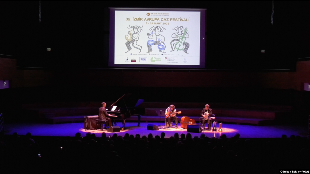 32. İzmir Avrupa Caz Festivali'nin açılışında “Crossing Bosporus Trio” sahne aldı.