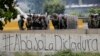 Fuerzas de seguridad bloquean una marcha en una autopista de Caracas.