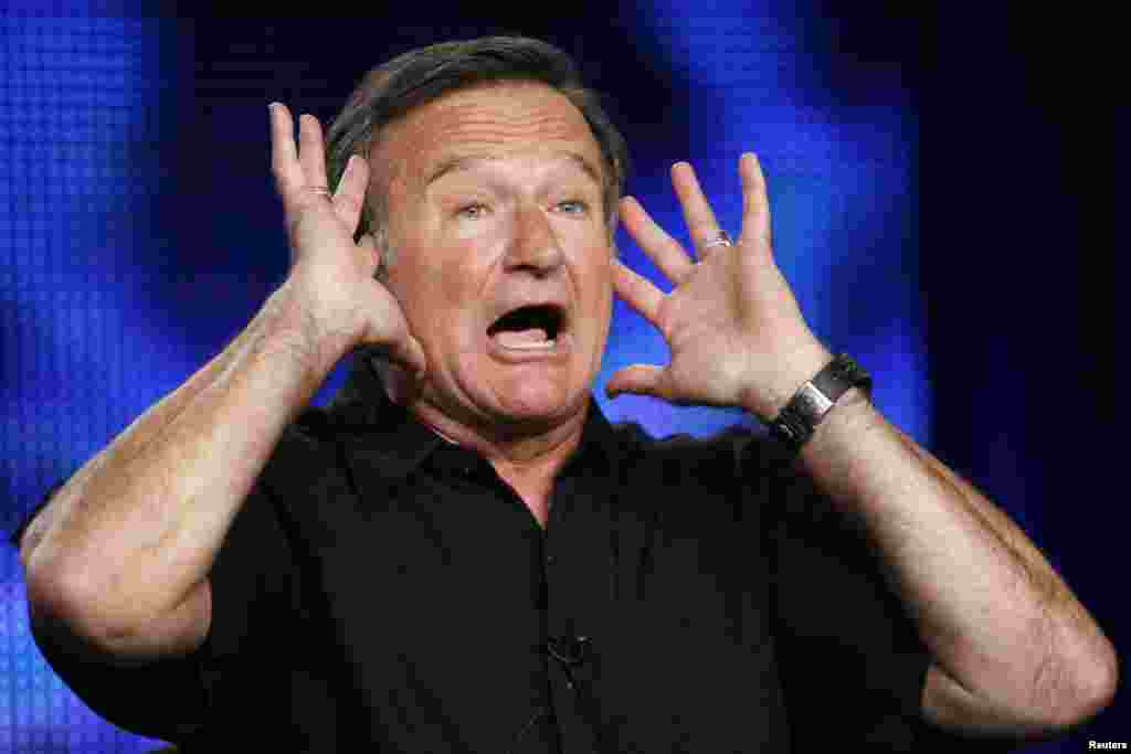 Robin Williams gestures during a panel discussion for his HBO show "Robin Williams: Weapons of Self-Destruction" in Pasadena, California, July 30, 2009.