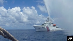2015年9月23日，中国一艘海警船在南中国海黄岩岛附近接近菲律宾的一艘渔船