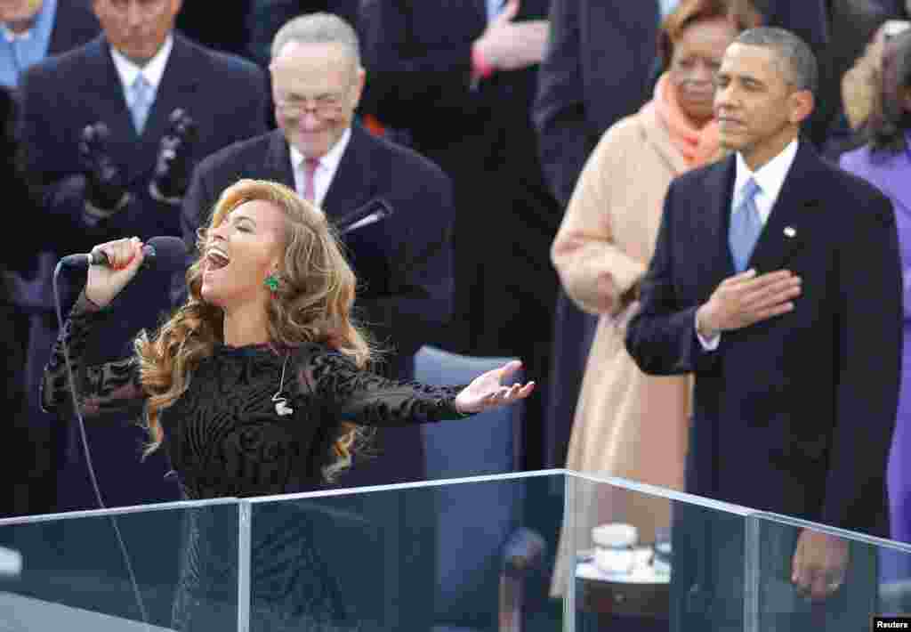 2013年1月21日，在奥巴马就职美国总统典礼上，美国歌星碧昂斯（ Beyonce）演唱国歌。