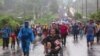 Un migrante en silla de ruedas es empujado por otro migrante, como parte de una caravana con la intención de llegar a EEUU. Mientras, los líderes regionales se reúnen en Los Ángeles para discutir la migración y otros temas, en Tapachula, México, el 6 de junio de 2022. 