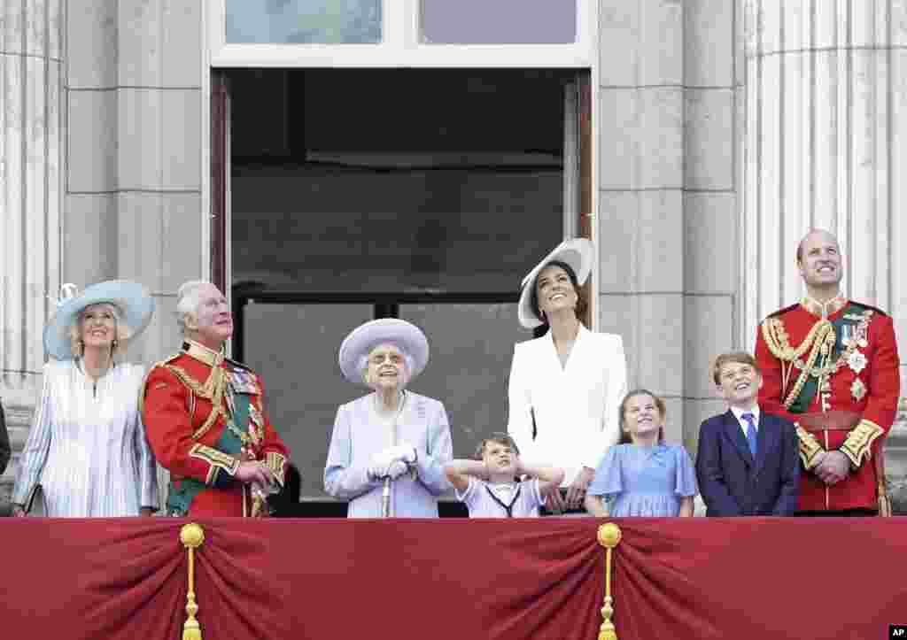 ព្រះមហាក្សត្រិយានី Elizabeth ទី ២ និងរាជវង្សានុវង្សក្នុងខួប៧០ឆ្នាំនៃការឡើងគ្រងរាជ្យរបស់ព្រះមហាក្សត្រីយានី នៅរាជវាំង Buckingham កាលពីថ្ងៃទី២ ខែមិថុនា ឆ្នាំ២០២២។