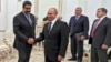 El presidente ruso, Vladimir Putin, saluda a su homólogo venezolano, Nicolás Maduro en el Kremlin, el 4 de octubre.