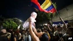 Partidarios del exguerrillero Gustavo Petro celebran después de que ganó la segunda vuelta en Bucaramanga, Colombia, el domingo 19 de junio de 2022. (Foto AP/Ivan Valencia)