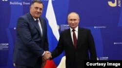 Dodik i Putin se susreli tokom ekonomskog foruma u Sankt Peterburgu. (Fotografija preuzeta sa Twitter naloga Milorada Dodika)
