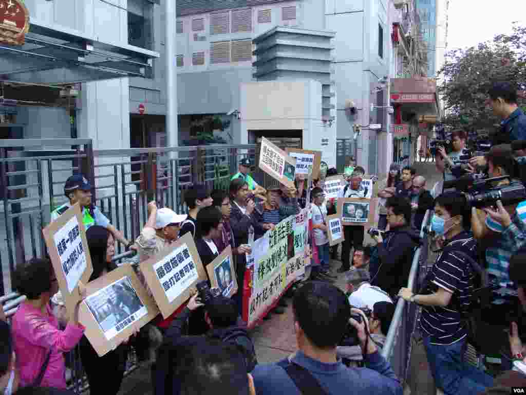 梁國雄議員在中聯辦前發表抗議演說(美國之音海彥拍攝)