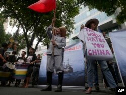 2014年6月菲律宾人在中国驻马尼拉领事馆外示威，有人手持标语：“世界恨你，中国”