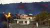 Una casa se quema debido a la lava tras la erupción del volcán Cumbre Vieja, en la isla canaria de La Palma, España, 27 de octubre de 2021.