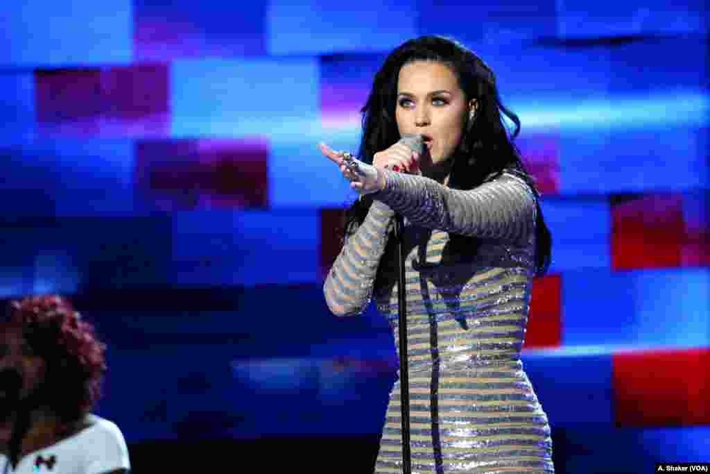 美国歌星凯蒂·佩里(Katy Perry )在费城举行的民主党全国代表大会上演唱(2016年7月28日) 。她反对川普,几次为克林顿造势竞选