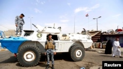 Lực lượng an ninh Iraq canh gác tại hiện trường một vụ đánh bom xe hơi tại khu vực Baghdad Mới, ngày 26/8/2014.