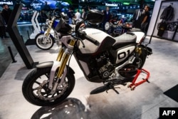 You can see the kick starter on this Peugeot P2x Concept 30cc motocycle. It was displayed during the International Motorcycle and Accessories Exhibition (EICMA) in Milan, November 2018.