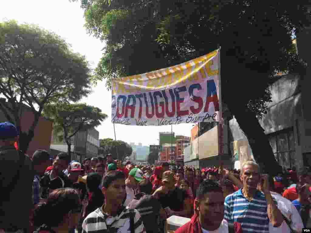 Miles de chavistas señalan que "Maduro no está solo" y que ese es el mensaje que quieren mostrar al mundo durante esta jornada de protestas.
