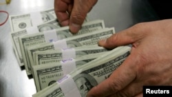 El índice dólar, que mide al billete verde frente a una canasta de seis monedas principales, subió alrededor de un 0,9% el 2 de agosto de 2022. Foto Reuters.