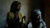 Basi babale bazwama na makasi na basimba minduki na mboka Nakiele na Sud-Kivu, RDC, 11 juin 2011.
