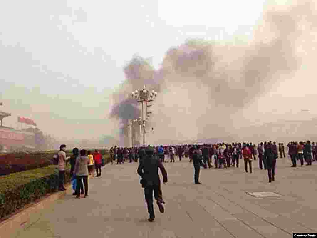 天安门爆炸起火现场 （图片来自微博网友）