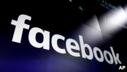 Archivo - 29 de marzo de 2018 - Logo de Facebook en el Nasdaq MarketSite en Times Square, Nueva York.
