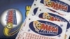 Hombre se accidenta yendo a comprar Mega Millons, y gana con personal de hospital