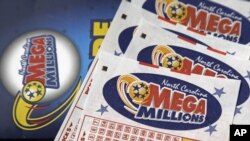 Billetes de la lotería Mega Millions, que sorteaba uno de los premios más altos en la historia de EE.UU. 