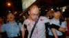 警察协助一名在旺角声援占中被反占中人士用硬物袭击受伤的男子