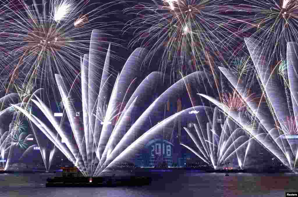 璀璨烟花在香港维多利亚湾香港会议展览中心上空绽放，庆祝2018年新年的到来。