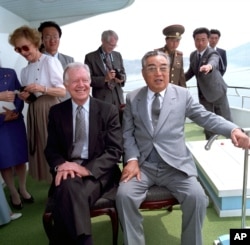 Kim Il Sung sits alongside former U.S. President Jimmy Carter in June 1994, just weeks before Kim’s death. Their talks in Pyongyang helped broker a U.S.-DPRK nuclear deal, but the accord fell apart in 2002.