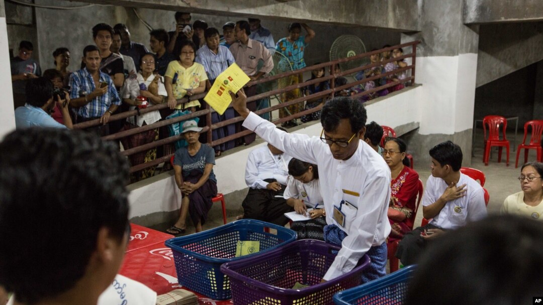 ၂၀၁၅ ရွေးကောက်ပွဲတုန်းက ရန်ကုန်မြို့ရှိ မဲရုံတခုမှာ မဲများရေတွက်နေတဲ့ မြင်ကွင်း။ (နိုဝင်ဘာ ၀၈၊ ၂၀၁၅)