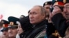 ARCHIVO: El presidente ruso Vladimir Putin observa un desfile militar en el Día de la Victoria, que marca el 77º aniversario de la victoria sobre la Alemania nazi en la Segunda Guerra Mundial, en la Plaza Roja en el centro de Moscú, Rusia, el 9 de mayo de 2022. Sputnik/Reuters