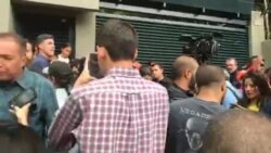Decenas celebran liberación de Leopoldo López frente a su casa