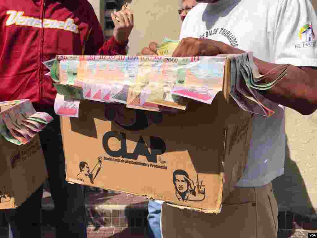 Los manifestantes decidieron hacer los "ataúdes" de las cajas de comida de los Comités Locales de Abastecimiento y Producción (CLAP), entregadas por el gobierno en disputa, y billetes de viejos y el actual cono monetario. Foto: Carolina Alcalde - VOA.