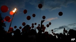 Manifestantes sueltan globos al aire en Tel Aviv, Israel, mientras piden la liberación de miembros de una familia retenida por Hamás en la Franja de Gaza, el martes 28 de noviembre de 2023.