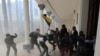 Actos violentos de los llamados colectivos en la Asamblea Nacional dejaron parlamentarios heridos.