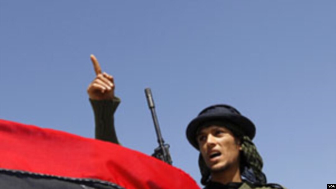 Los rebeldes libios, que levantan la bandera del reino de Libia, descartaron una transición con Gadhafi o su hijo.