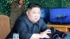 El líder de Corea del Norte, Kim Jong Un supervisa una prueba de ataques con múltiples lanzadores y armas tácticas guiadas en el Mar Oriental, el 4 de mayo de 2019. Foto provista por la Agencia Central de Noticias Coreana, KCNA.