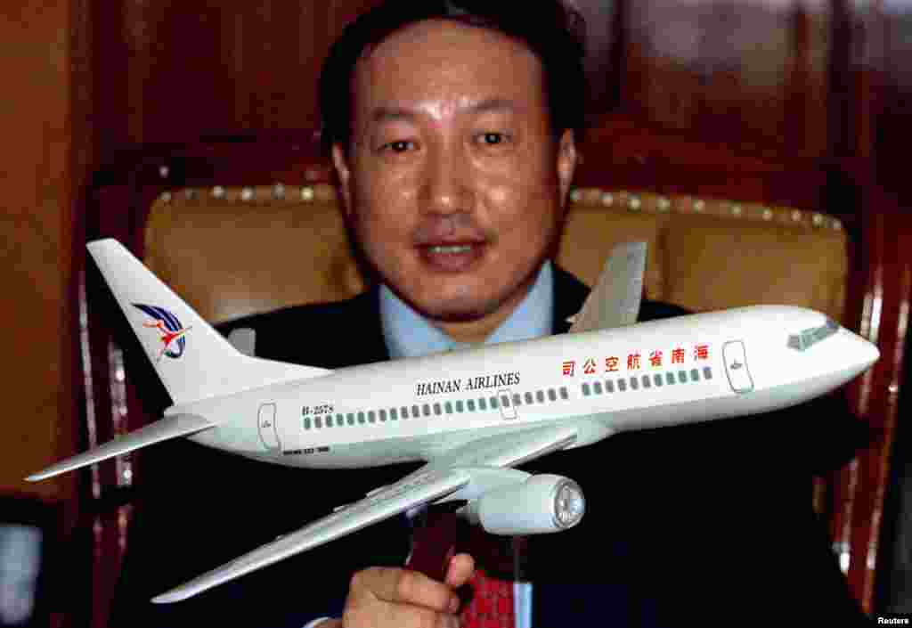 1997年1月22日,43岁的海南航空公司董事局主席陈峰拿着一个波音737飞机的模型。该公司准备在此后两年里购买10架波音飞机。2017年7月5日,海航集团董事局主席陈峰作为中方企业家代表,受德国外交部邀请出席德国国宴。 据海航集团官方公众号披露,陈峰在宴会会场受到习近平主席接见。