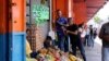 Un grupo de personas conversa en las inmediaciones de un puesto de venta de alimentos en Petare, Venezuela, el 7 de septiembre de 2024.