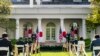 美国总统拜登与日本首相菅义伟在白宫玫瑰园举行联合记者会（2021年4月16日）