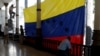 Trabjadores cuelgan una enorme bandera venezolana frente a la sala de sesioens en el edificio de la Asamblea Nacional en Caracas, Venezuela, el 5 de enero de 2018.
