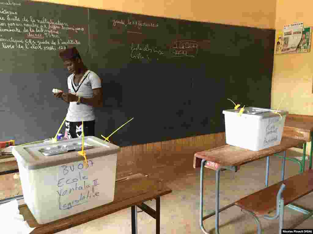 A man casts his ballot during elections in Niamey, Niger, Feb 21, 2016. Voting has begun in the West African nation, where President Mahamadou Issoufou is running against 14 other candidates for a second five-year term.