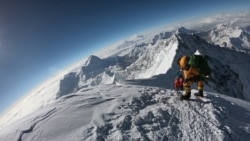 In this photo taken on May 17, 2018, mountaineers make their way to the summit of Mount Everest, as they ascend on the south face from Nepal. (Photo by Phunjo LAMA / AFP)