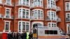 Una furgoneta de la policía londinense es vista afuera de la embajada de Ecuador después que el fundador de WikiLeaks, Julian Assange, fue arrestado el 11 de abril de 2019.