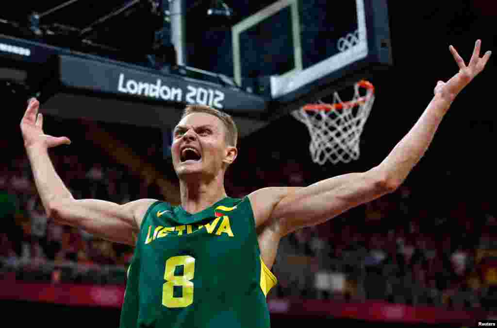 Vận động viên Lithuania Renaldas Seibutis mừng một quả ném vào rổ trong trận đấu bóng rổ nam vòng sơ kết trước đội Tunisia (REUTERS/Sergio Perez)