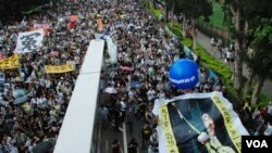 香港網民團體製作的大型海報，諷刺新任香港特首梁振英替中聯辦管治香港 (資料圖片)