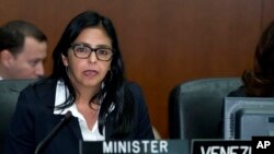 La ministra de Exteriores de Venezuela dice que su gobierno llevará a cabo una "revisión integral" de sus relaciones con Estados Unidos.