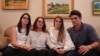 Denysse Vadell junto a sus tres hijos en su casa en Lake Charles, Louisiana [Foto: Alejandra Arredondo] 