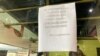 Un cartel en un local de Caracas informa a los clientes que no cuentan con billetes de baja denominación para dar el cambio, Venezuela. Foto: Adriana Nuñez Rabascall - VOA.