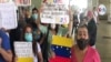 Venezolanos varados en España duermen en el aeropuerto o debajo de un puente